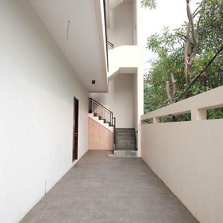 Reddoorz Near Taman Palem Hotel Jakarta Exterior photo