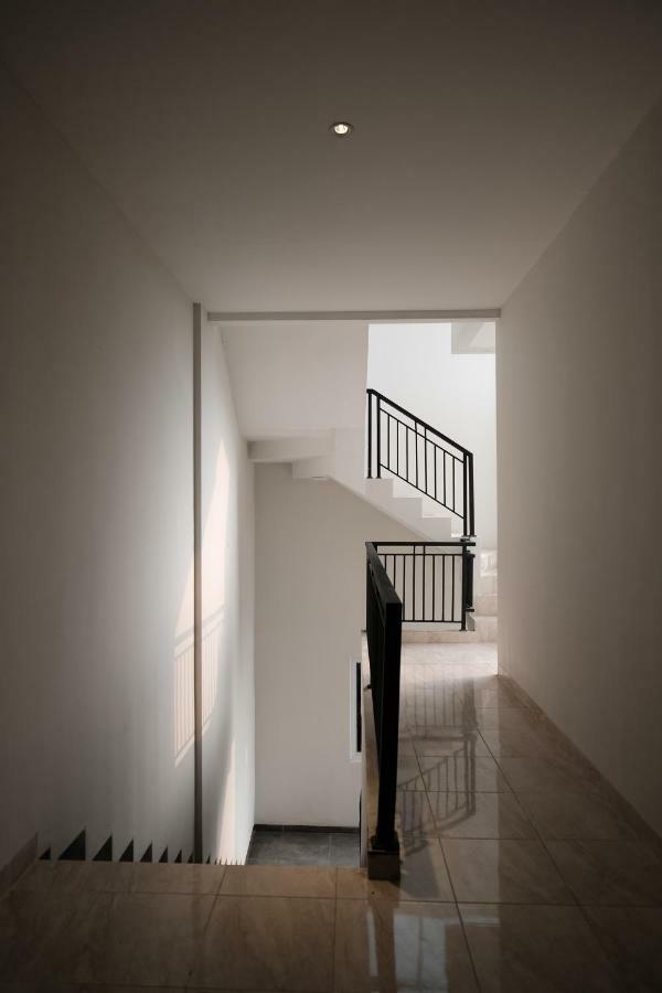 Reddoorz Near Taman Palem Hotel Jakarta Exterior photo